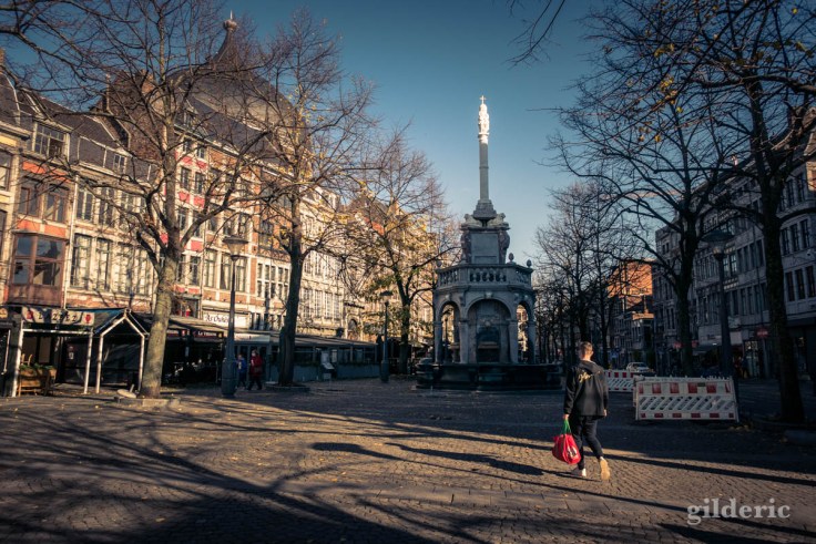 Perron et place du Marché vidée