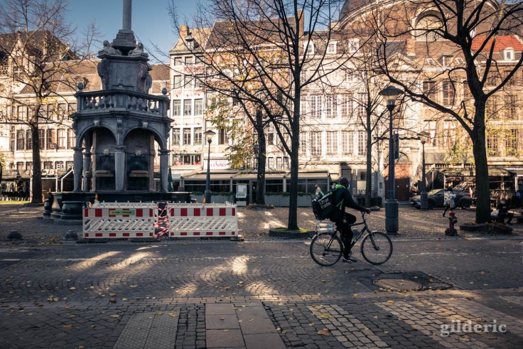 Livreur à vélo place du marché à Liège