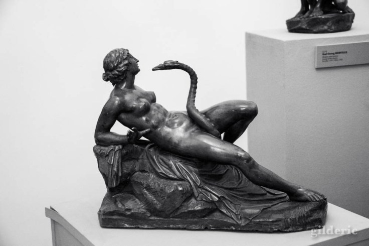Statuette érotique en bronze (Léda et le cygne), au Palais Mirbach à Bratislava
