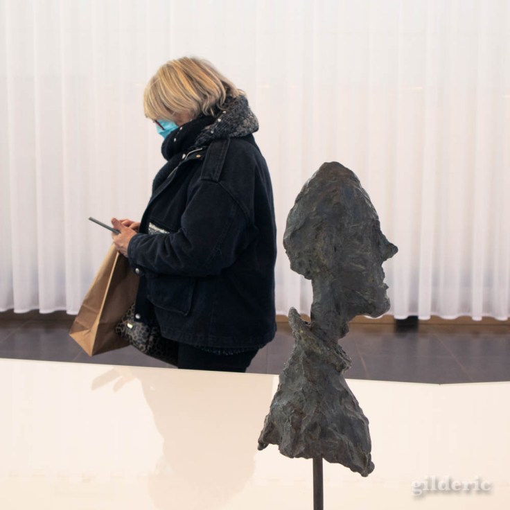 Buste de Diego par Giacometti et visiteuse de l'exposition