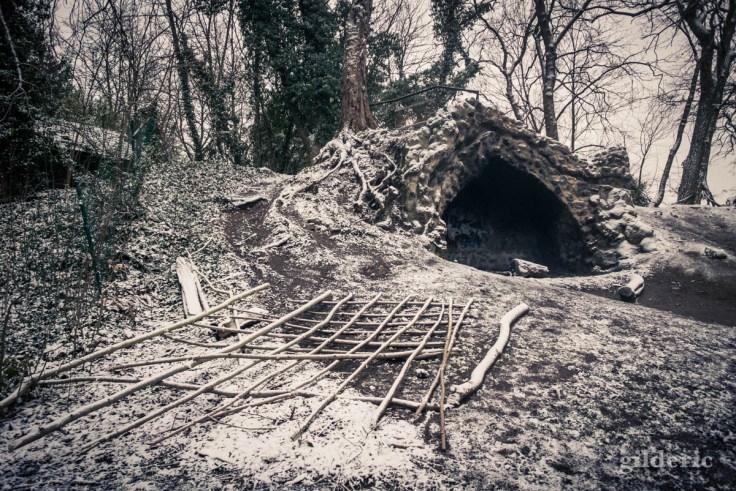 La grotte du parc de la Chartreuse sous la neige