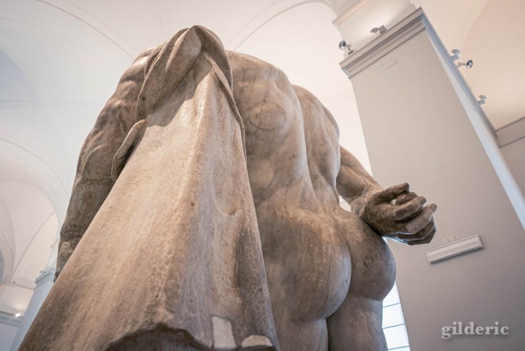 Les fesses de l'Hercule Farnèse (et la pomme des Hespérides) au Musée archéologique de Naples