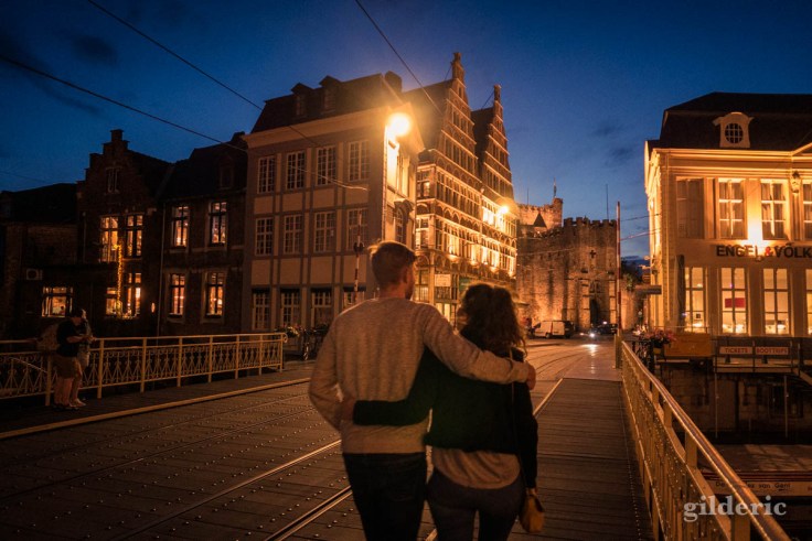 Balade en amoureux le soir, près du Gravensteen à Gand