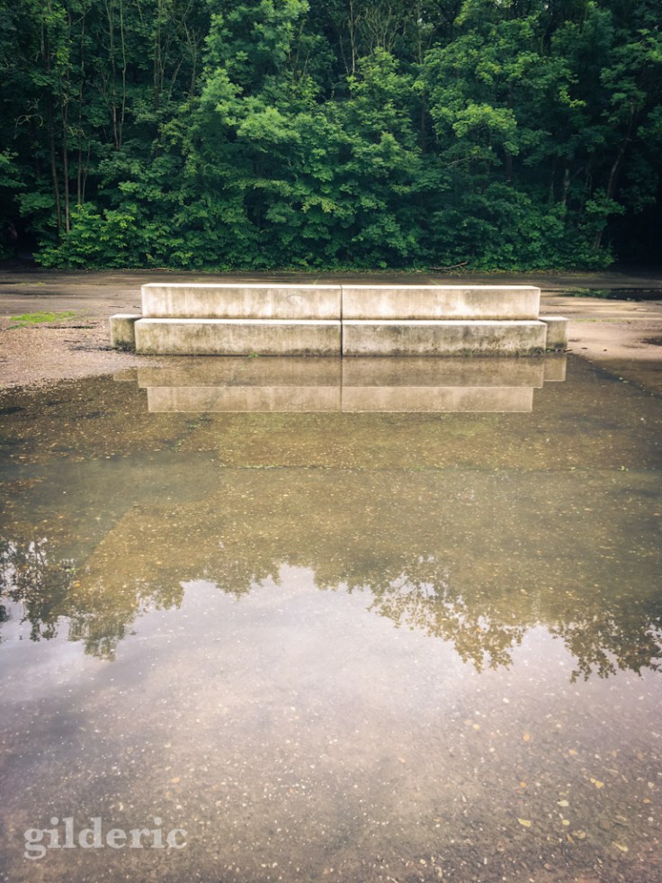 Le banc et la flaque - Fort de la Chartreuse (Liège)