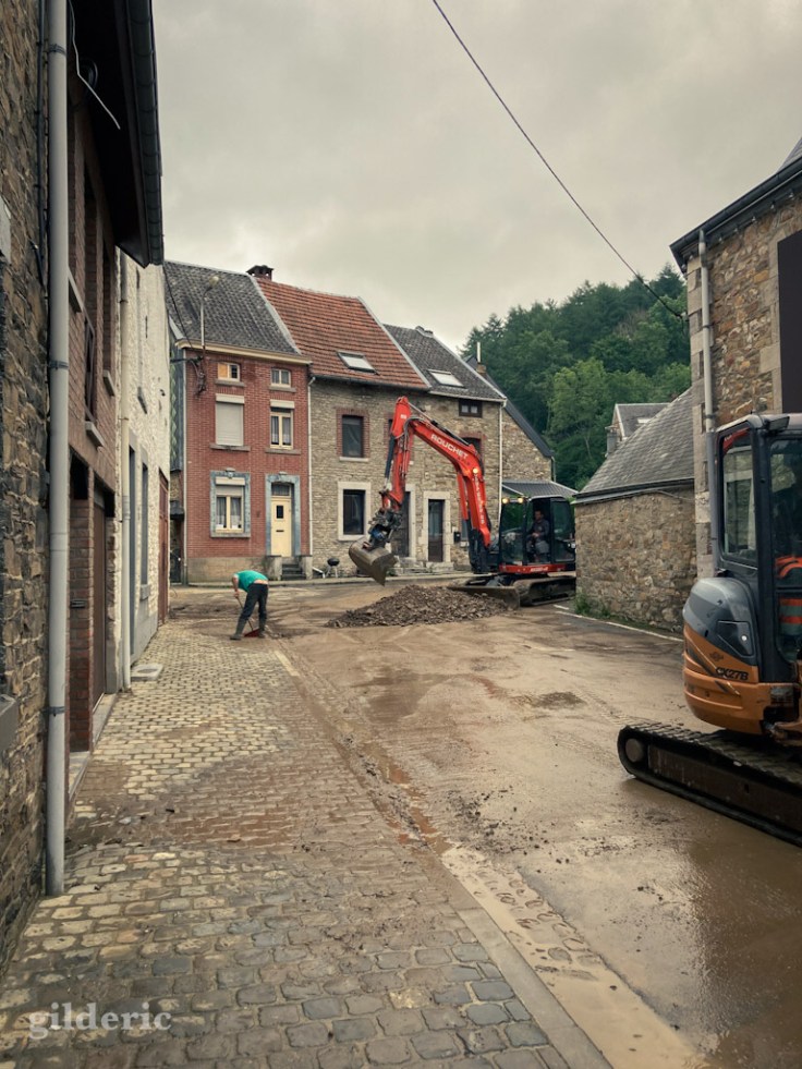 Nettoyage et déblayage après les inondations à Theux (province de Liège, Belgique)