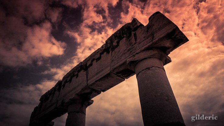 Dark Pompei : ruines du forum, photo créative