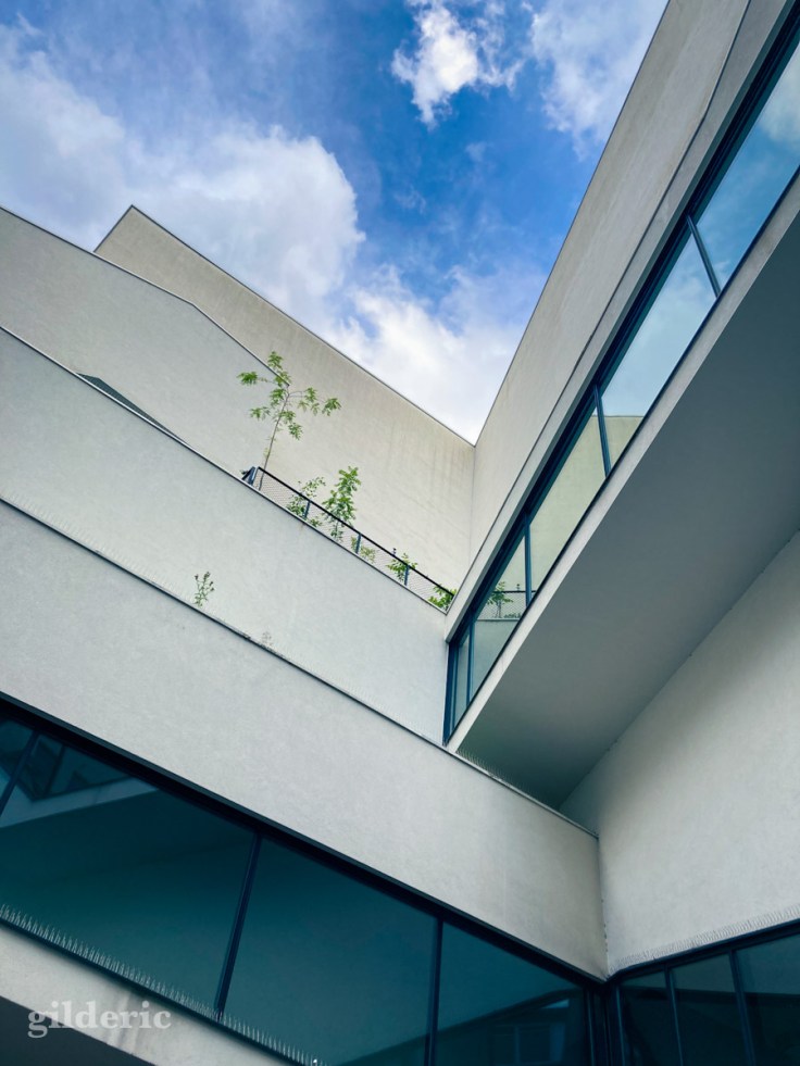 Dans la cour du cinéma Sauvenière à Liège