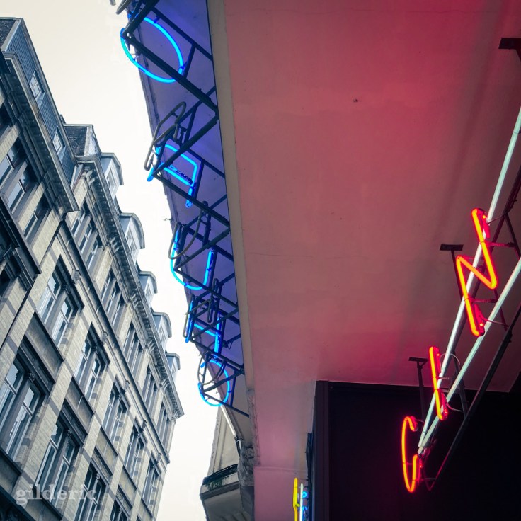 Les néons du cinéma Churchill à Liège