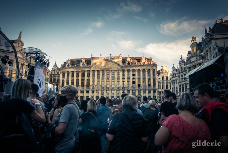Fans d'Indochine sur la Grand-Place de Bruxelles, avant le concert