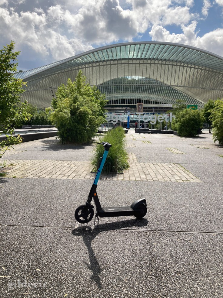 Trottinette devant la gare de Liège-Guillemins