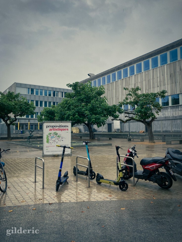 Trotinettes et scooters sous la pluie, à Liège