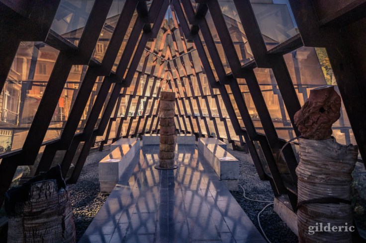 A l'intérieur de la pyramide de la galerie d'art Prince de Condé à Spa