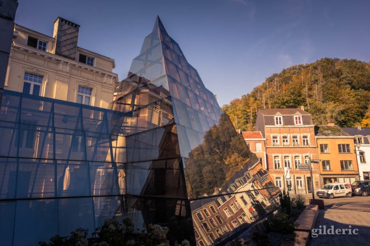 Pyramide en verre de la galerie d'art Pouhon Prince de Condé à Spa