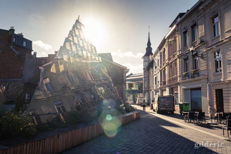 Pyramide en verre de la galerie d'art Pouhon Prince de Condé à Spa sous le soleil 