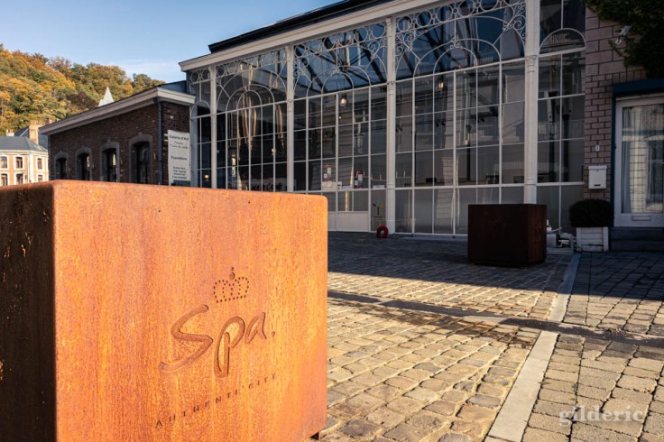 Galerie d'art Pouhon Prince de Condé : baie vitrée 