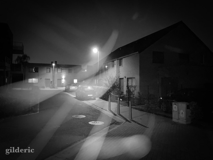 Black Friday : lumières mystérieuses en banlieue à Grivegnée (Liège)- photo noir et blanc