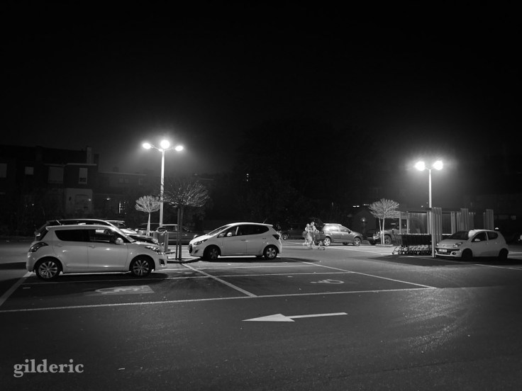 Black Friday : sur le parking du SPAR Grivegnée (photo noir et blanc)