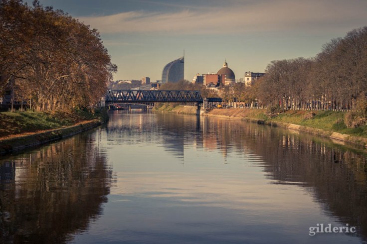 Tour des Finances et Ourthe en automne, à Liège