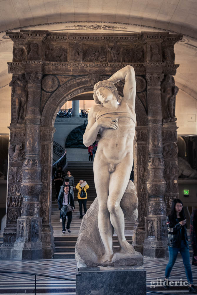 Esclave mourant de Michel-Ange au Musée du Louvre à Paris
