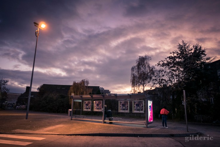 Crépuscule à l'arrêt de bus, Liège (photo)