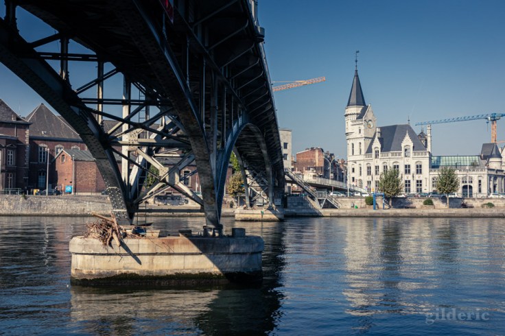 La Grand Poste, la passerelle et la Meuse (Liège)