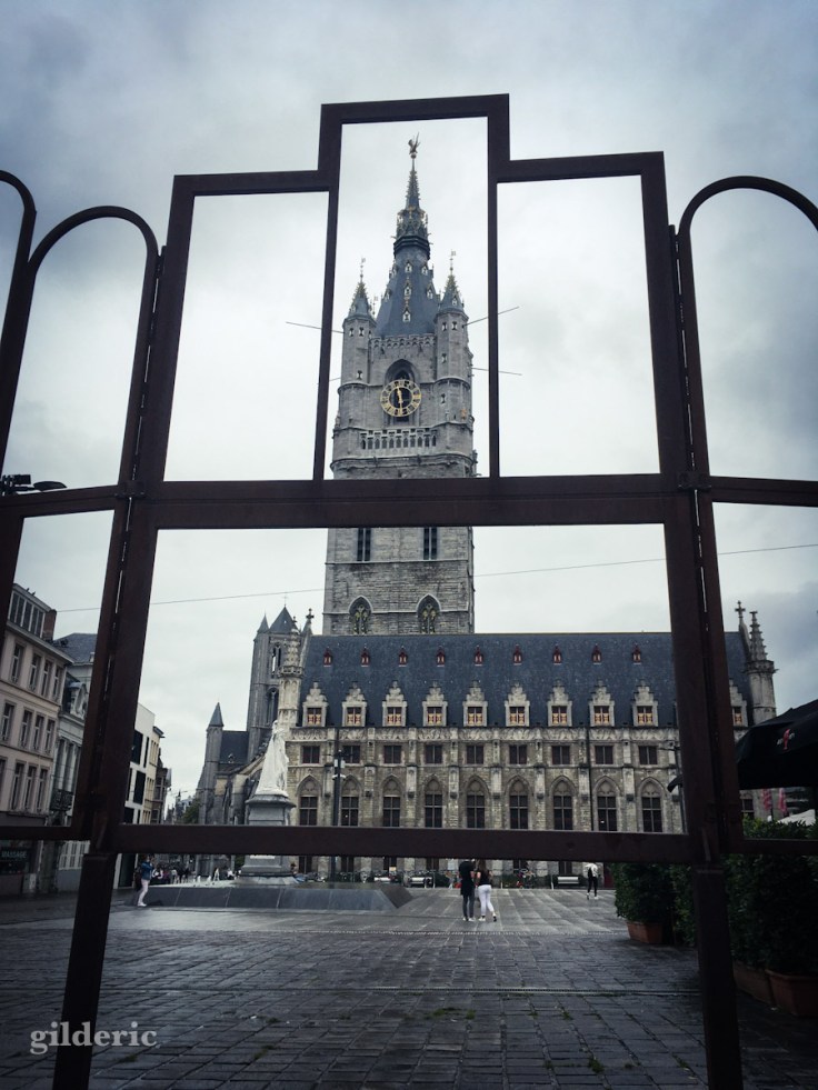Le Beffroi de Gand sous la pluie