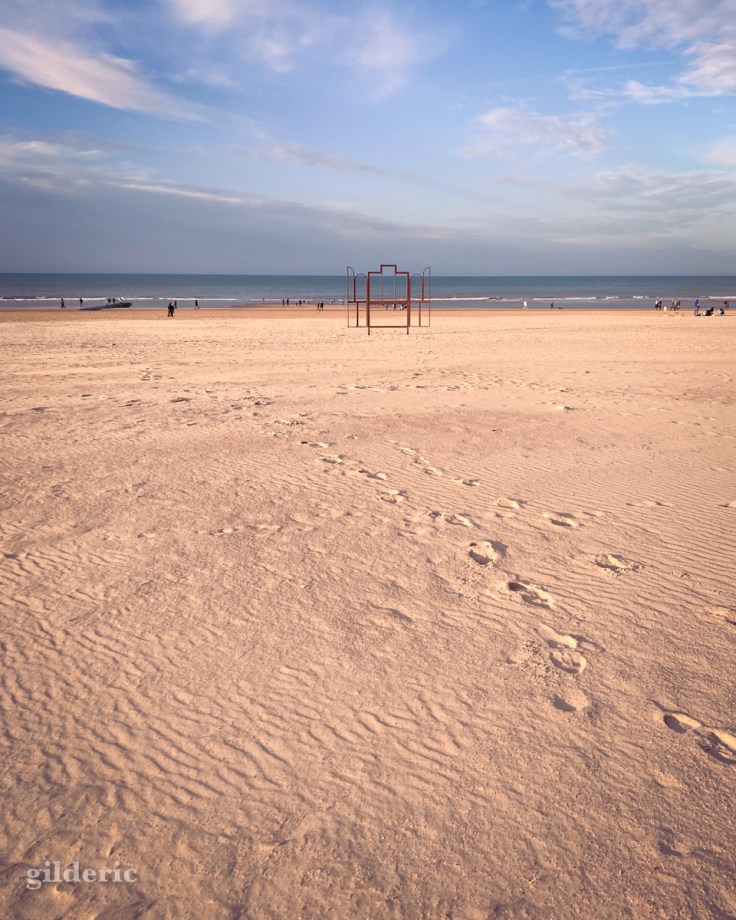 Hommage à Van Eyck sur la plage d'Ostende