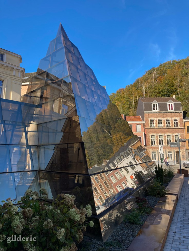 La pyramide de verre de Spa (Belgique)