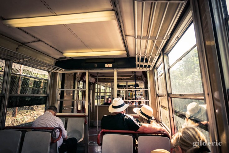 Touristes dans le train entre Naples et Sorrente