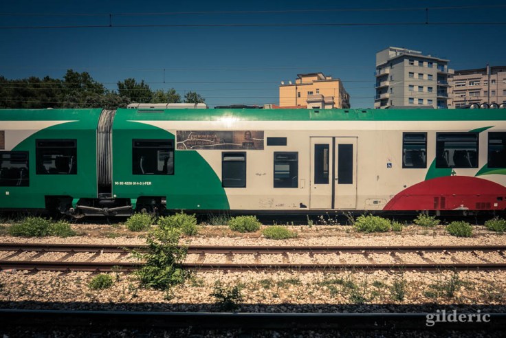 Train immobile en gare de Rimini (Italie)