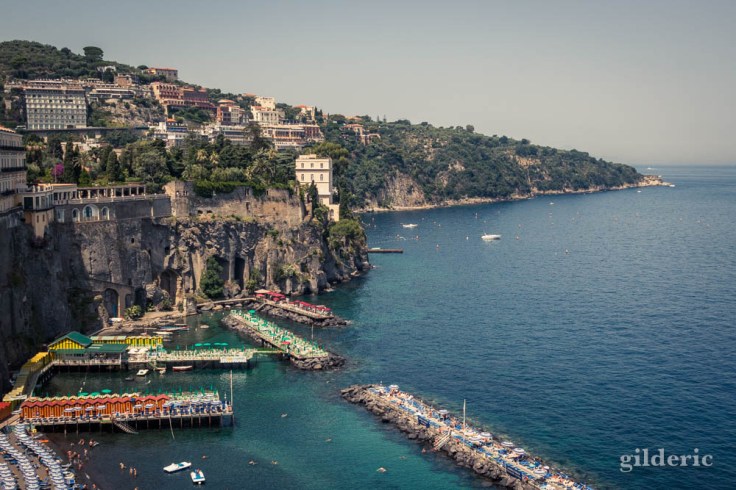 Les falaises et la plage de Sorrente
