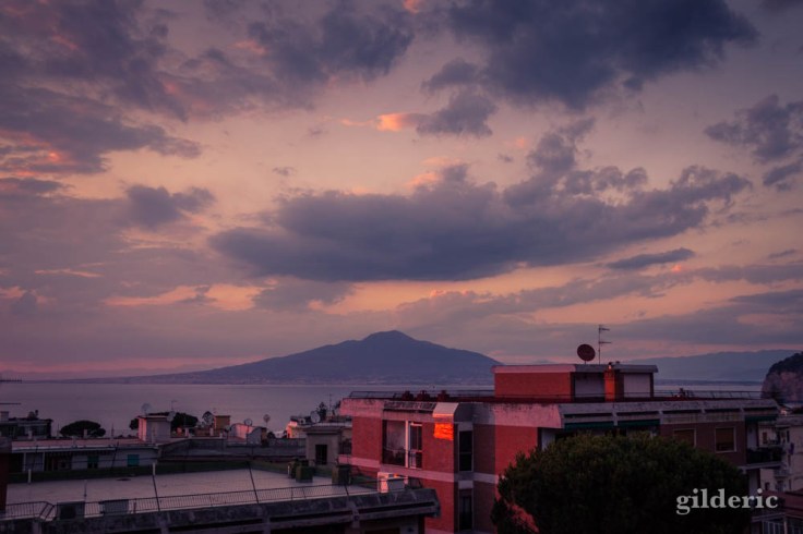 Le Vésuve et la baie de Naples, depuis le rooftop de l'hôtel à Sorrente