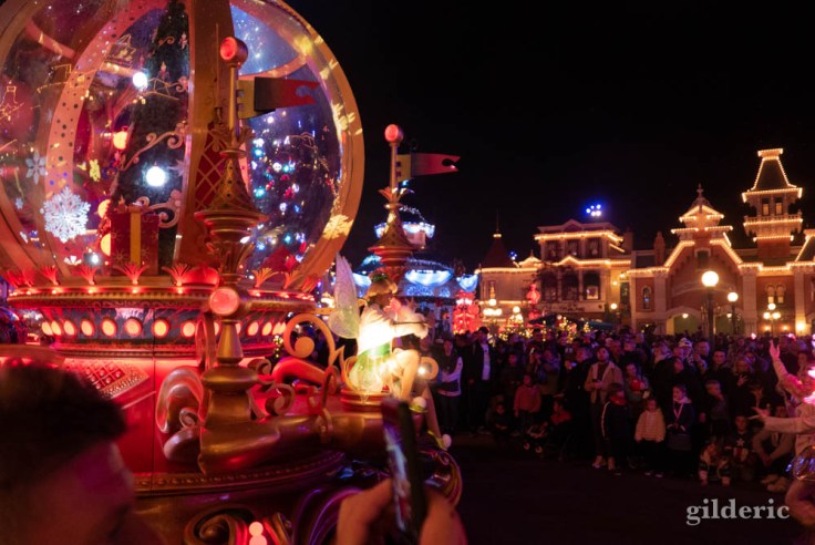 La fée Clochette, dans la Parade de Noël de Mickey, Disneyland Paris