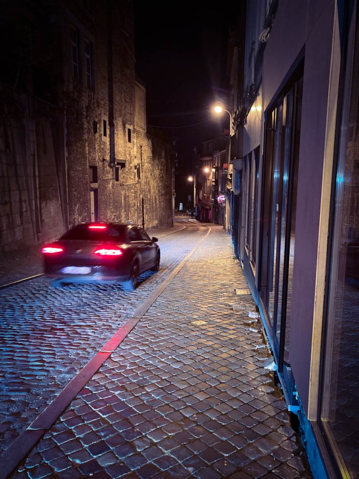 Voiture roulant dans la nuit (Liège)