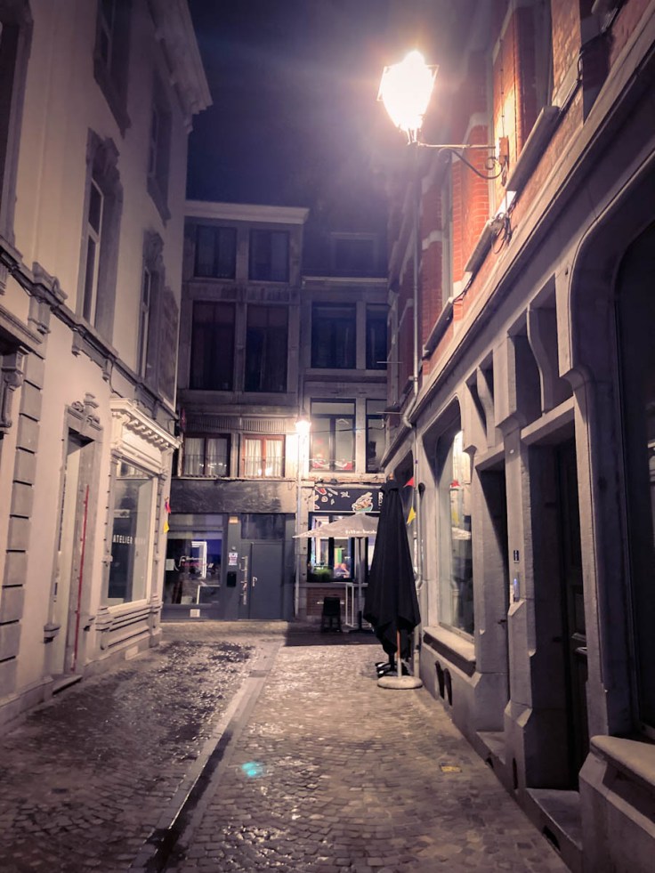 La nuit, les rues du centre ville de Liège se vident...