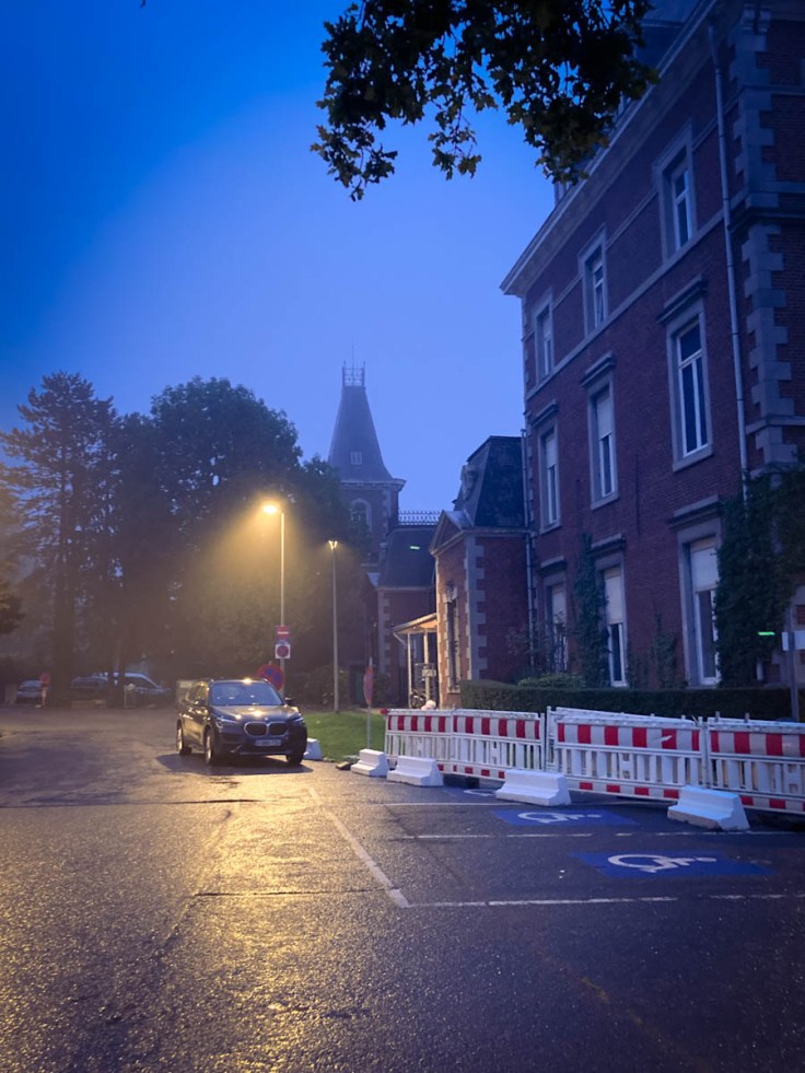 Voiture, lumière et mystère (Notre-Dame des Bruyères, Liège)