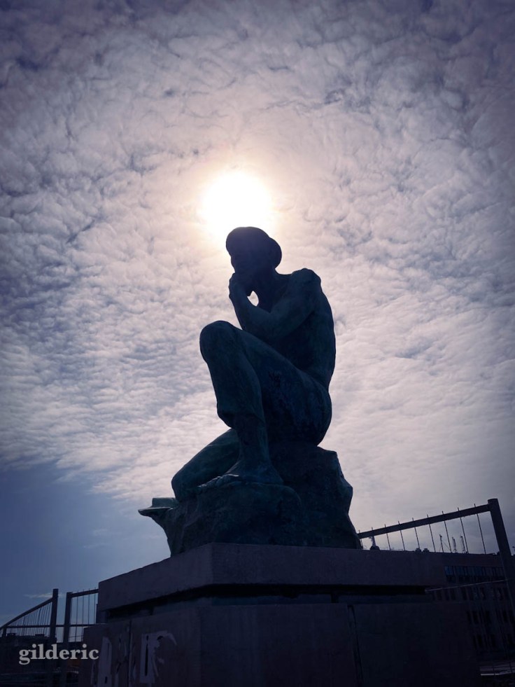 Le Mineur accroupi en contrejour (Charleroi)