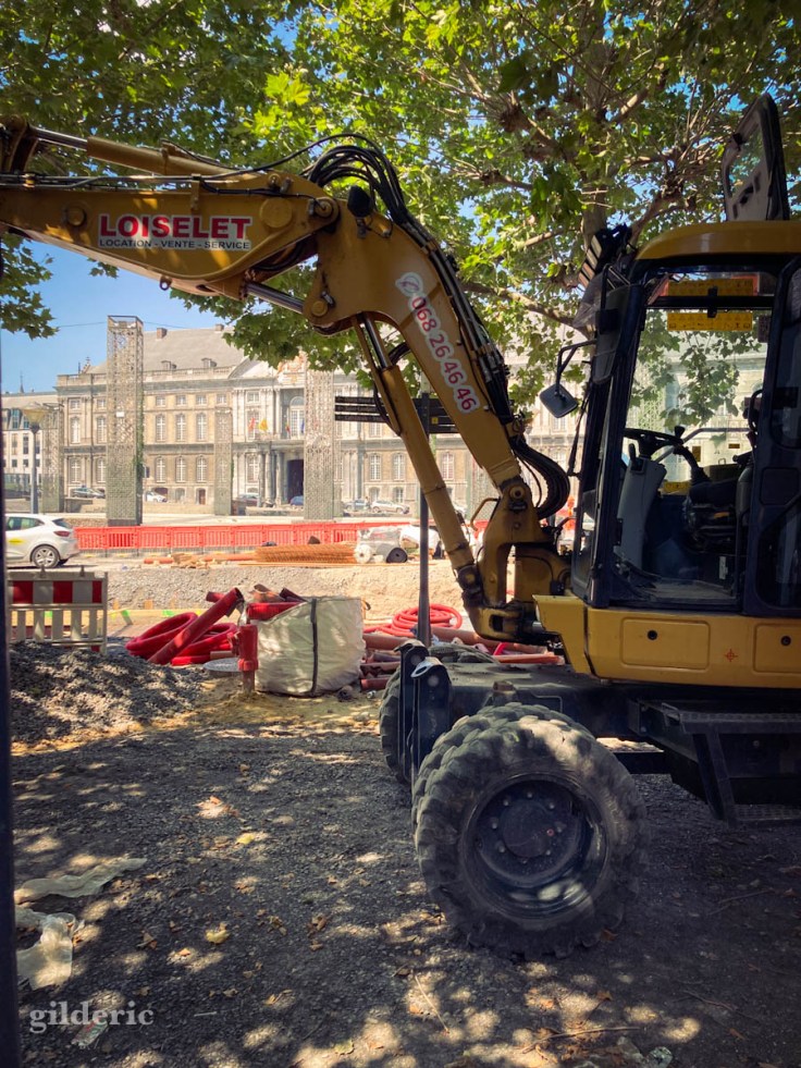 Engin de chantier place Saint-Lambert, été 2023