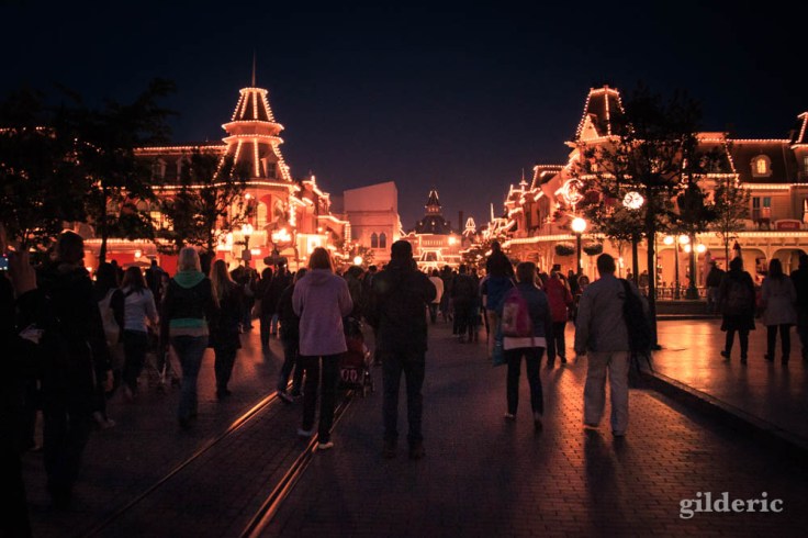 La foule le soir avant la fermeture de Disneyland Paris
