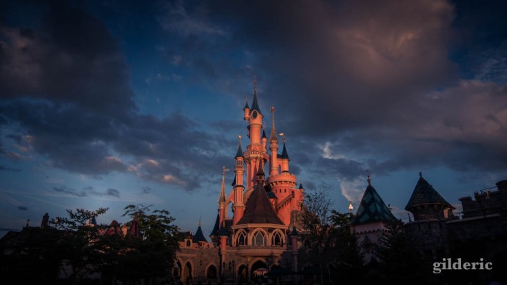 Dark Disney : clair-obscur sur le château de Disneyland Paris