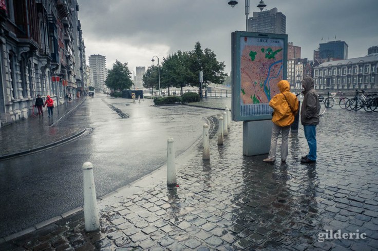 En Outremeuse, le quartier de Simenon, sous la pluie, 