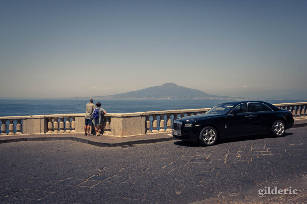 Vue sur la baie de Naples et le Vésuve, depuis la Piazza della Vittoria à Sorrente