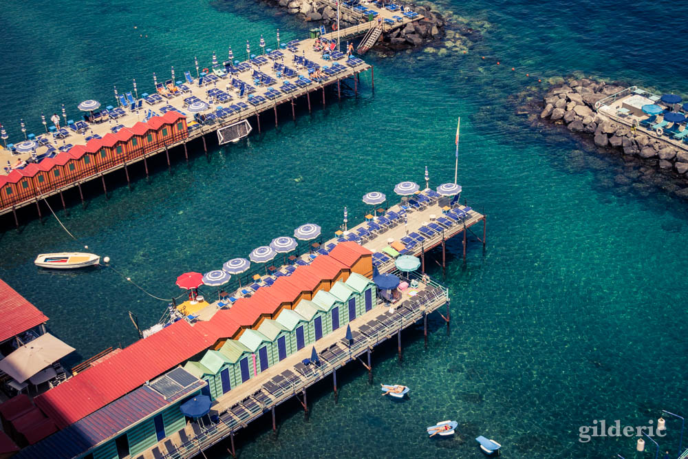 Les pontons des plages privées de Sorrente (vus de haut)