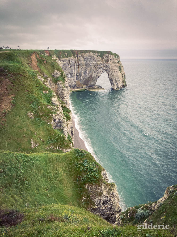Les falaises d'Étretat (porte d'Amont vue de la porte d'Aval)