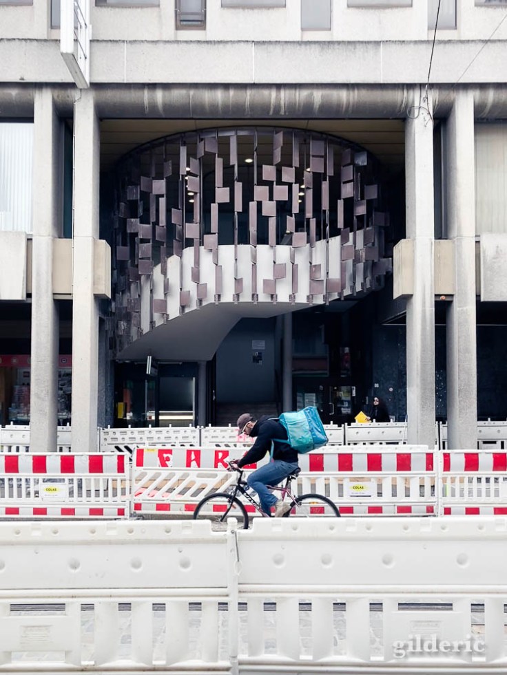 Le livreur dans les travaux (photo prise en Féronstrée à Liège)