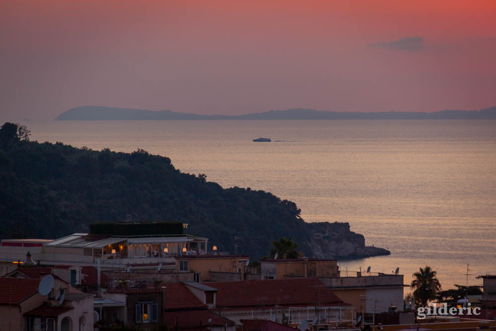 Bateau dans la baie de Naples au crépuscule, vu de Sorrente