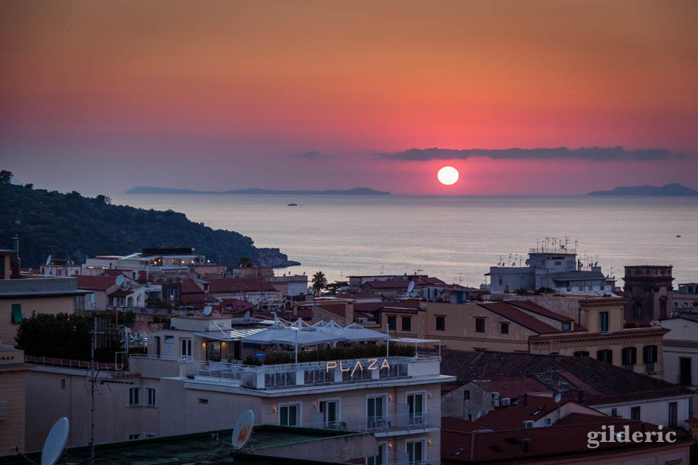 Le soleil se couche sur la baie de Naples (vu depuis l'hôtel Cesare Augusto à Sorrrente)