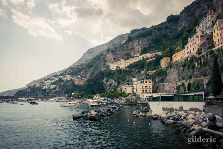 La côte amafitaine vue depuis le port d'Amalfi