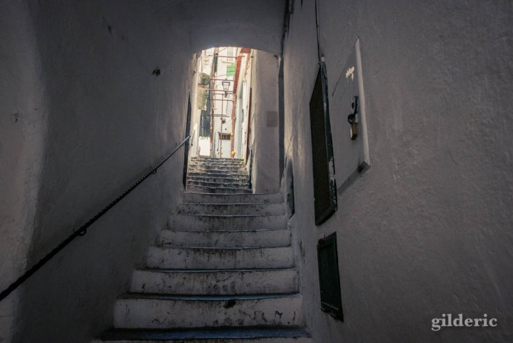 Escaliers étroits et mystérieux, dans le centre d'Amalfi.