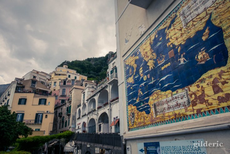 Panneau en céramique de la Porta della Marina (et vue sur Amalfi)